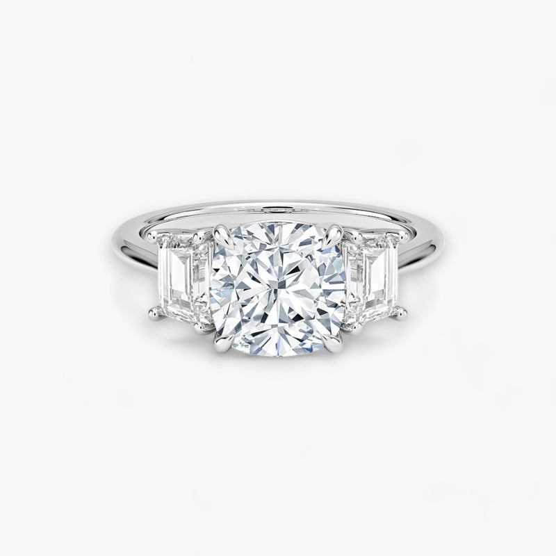 Luxuriöser Verlobungsring mit 2-Karat Cushion-Cut-Diamant und seitlichen Emerald-Cut-Diamanten, eingefasst in einer eleganten Weissgold-Fassung. Exklusiver Diamantring mit brillantem Glanz und moderner Ästhetik, ideal für Verlobung, Hochzeit oder Jubiläum. Hochwertiges Schmuckdesign mit zeitloser Eleganz und handgefertigter Präzision. Perfekter Verlobungsring für besondere Momente. Jetzt online entdecken und bestellen.