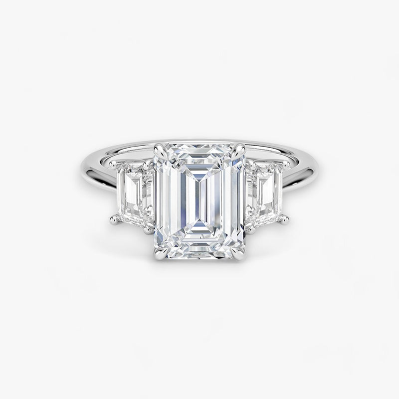 Luxuriöser Verlobungsring mit 2-Karat Emerald-Cut-Diamant und seitlichen Emerald-Cut-Diamanten, eingefasst in einer eleganten Weissgold-Fassung. Exklusiver Diamantring mit brillantem Glanz und moderner Ästhetik, ideal für Verlobung, Hochzeit oder Jubiläum. Hochwertiges Schmuckdesign mit zeitloser Eleganz und handgefertigter Präzision. Perfekter Verlobungsring für besondere Momente. Jetzt online entdecken und bestellen.