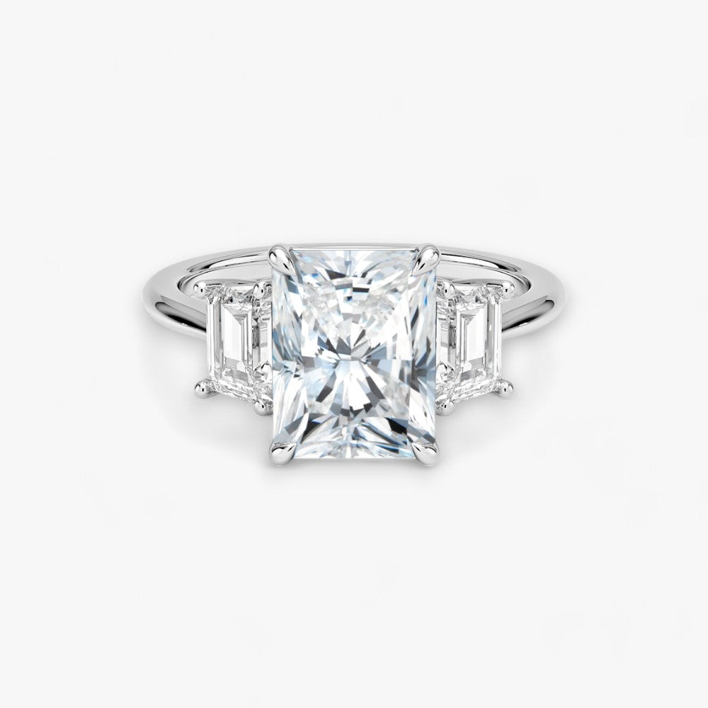 Luxuriöser Verlobungsring mit 2-Karat Radiant-Cut-Diamant und seitlichen Emerald-Cut-Diamanten, eingefasst in einer eleganten Platin-Fassung. Exklusiver Diamantring mit brillantem Glanz und moderner Ästhetik, ideal für Verlobung, Hochzeit oder Jubiläum. Hochwertiges Schmuckdesign mit zeitloser Eleganz und handgefertigter Präzision. Perfekter Verlobungsring für besondere Momente. Jetzt online entdecken und bestellen.