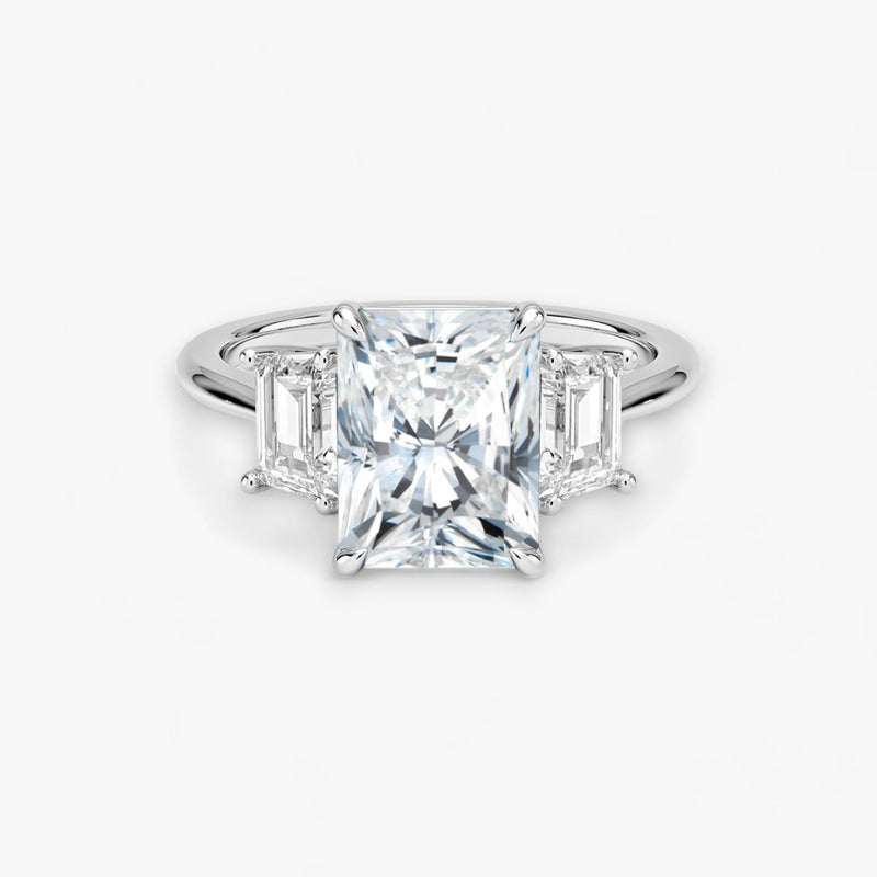Luxuriöser Verlobungsring mit 2-Karat Radiant-Cut-Diamant und seitlichen Emerald-Cut-Diamanten, eingefasst in einer eleganten Platin-Fassung. Exklusiver Diamantring mit brillantem Glanz und moderner Ästhetik, ideal für Verlobung, Hochzeit oder Jubiläum. Hochwertiges Schmuckdesign mit zeitloser Eleganz und handgefertigter Präzision. Perfekter Verlobungsring für besondere Momente. Jetzt online entdecken und bestellen.