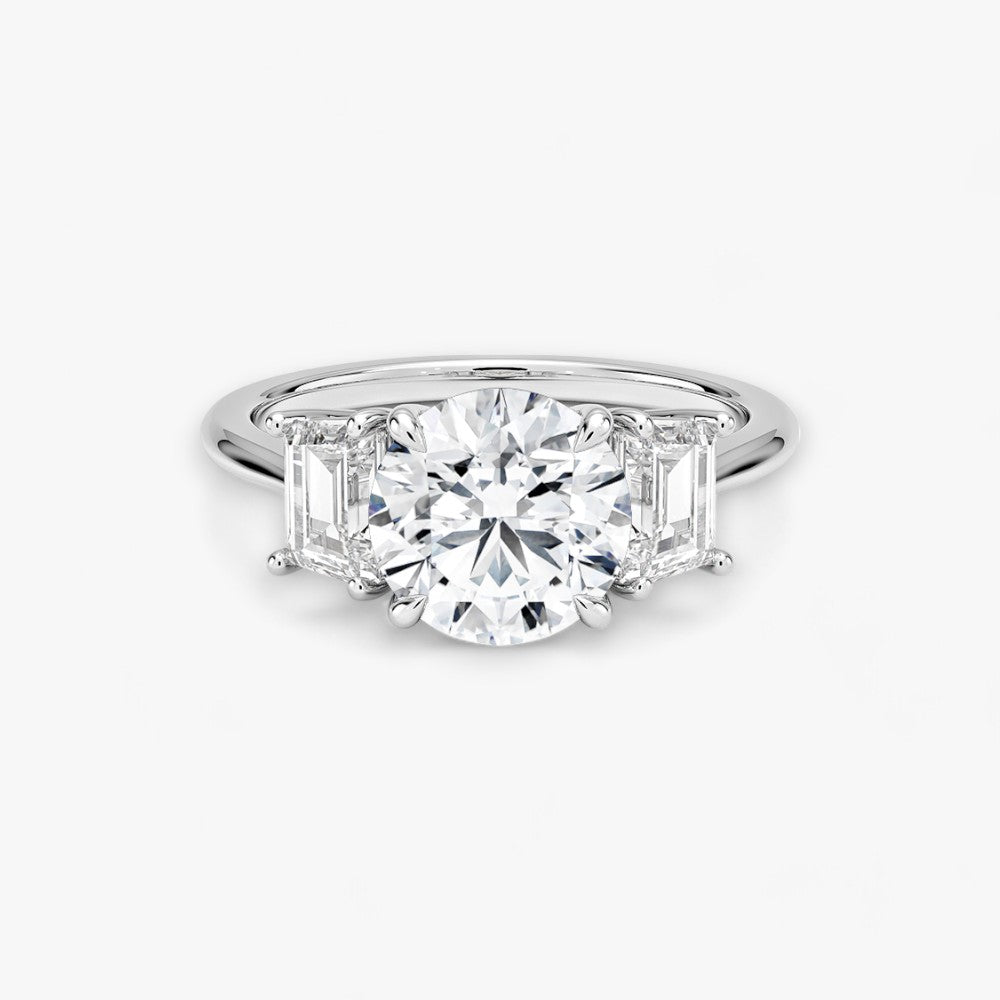 Luxuriöser Verlobungsring mit 2-Karat Rund-Cut-Diamant und seitlichen Emerald-Cut-Diamanten, eingefasst in einer eleganten Weissgold-Fassung. Exklusiver Diamantring mit brillantem Glanz und moderner Ästhetik, ideal für Verlobung, Hochzeit oder Jubiläum. Hochwertiges Schmuckdesign mit zeitloser Eleganz und handgefertigter Präzision. Perfekter Verlobungsring für besondere Momente. Jetzt online entdecken und bestellen.