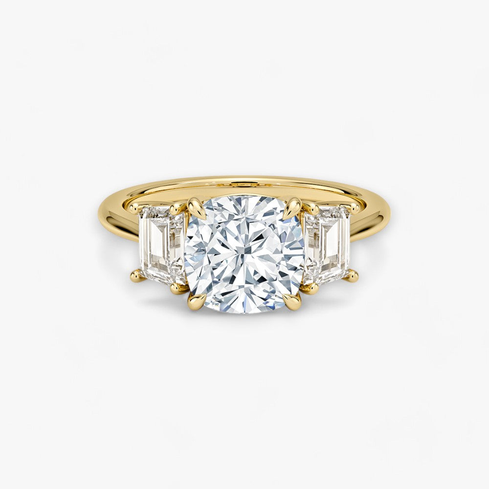 Luxuriöser Verlobungsring mit 2-Karat Cushion-Cut-Diamant und seitlichen Emerald-Cut-Diamanten, eingefasst in einer eleganten Gelbgold-Fassung. Exklusiver Diamantring mit brillantem Glanz und moderner Ästhetik, ideal für Verlobung, Hochzeit oder Jubiläum. Hochwertiges Schmuckdesign mit zeitloser Eleganz und handgefertigter Präzision. Perfekter Verlobungsring für besondere Momente. Jetzt online entdecken und bestellen.