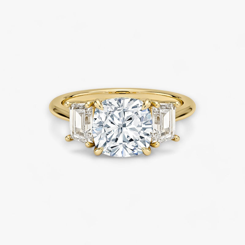 Luxuriöser Verlobungsring mit 2-Karat Cushion-Cut-Diamant und seitlichen Emerald-Cut-Diamanten, eingefasst in einer eleganten Gelbgold-Fassung. Exklusiver Diamantring mit brillantem Glanz und moderner Ästhetik, ideal für Verlobung, Hochzeit oder Jubiläum. Hochwertiges Schmuckdesign mit zeitloser Eleganz und handgefertigter Präzision. Perfekter Verlobungsring für besondere Momente. Jetzt online entdecken und bestellen.