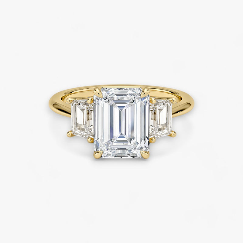Luxuriöser Verlobungsring mit 2-Karat Emerald-Cut-Diamant und seitlichen Emerald-Cut-Diamanten, eingefasst in einer eleganten Gelbgold-Fassung. Exklusiver Diamantring mit brillantem Glanz und moderner Ästhetik, ideal für Verlobung, Hochzeit oder Jubiläum. Hochwertiges Schmuckdesign mit zeitloser Eleganz und handgefertigter Präzision. Perfekter Verlobungsring für besondere Momente. Jetzt online entdecken und bestellen.