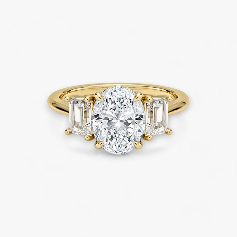 Luxuriöser Verlobungsring mit 2-Karat Oval-Cut-Diamant und seitlichen Emerald-Cut-Diamanten, eingefasst in einer eleganten Gelbgold-Fassung. Exklusiver Diamantring mit brillantem Glanz und moderner Ästhetik, ideal für Verlobung, Hochzeit oder Jubiläum. Hochwertiges Schmuckdesign mit zeitloser Eleganz und handgefertigter Präzision. Perfekter Verlobungsring für besondere Momente. Jetzt online entdecken und bestellen.