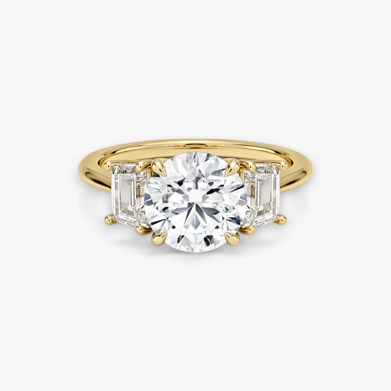 Luxuriöser Verlobungsring mit 2-Karat Rund-Cut-Diamant und seitlichen Emerald-Cut-Diamanten, eingefasst in einer eleganten Gelbgold-Fassung. Exklusiver Diamantring mit brillantem Glanz und moderner Ästhetik, ideal für Verlobung, Hochzeit oder Jubiläum. Hochwertiges Schmuckdesign mit zeitloser Eleganz und handgefertigter Präzision. Perfekter Verlobungsring für besondere Momente. Jetzt online entdecken und bestellen.