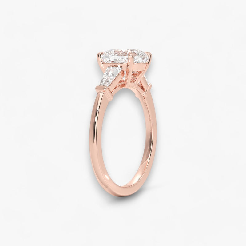 Exklusiver Verlobungsring mit 2-Karat Cushion-Cut-Diamant und klassischen Baguette-Cut-Seitendiamanten, eingefasst in elegantes Rosegold. Luxuriöser Diamantring für Verlobungen, Hochzeiten oder Jubiläen – vereint zeitlose Schönheit und höchste Handwerkskunst. Perfekt für besondere Anlässe. Jetzt den edlen Verlobungsring mit funkelndem Glanz und außergewöhnlichem Design online entdecken und kaufen.
