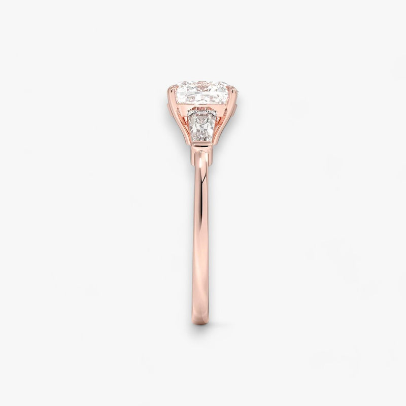 Exklusiver Verlobungsring mit 2-Karat Cushion-Cut-Diamant und klassischen Baguette-Cut-Seitendiamanten, eingefasst in elegantes Rosegold. Luxuriöser Diamantring für Verlobungen, Hochzeiten oder Jubiläen – vereint zeitlose Schönheit und höchste Handwerkskunst. Perfekt für besondere Anlässe. Jetzt den edlen Verlobungsring mit funkelndem Glanz und außergewöhnlichem Design online entdecken und kaufen.