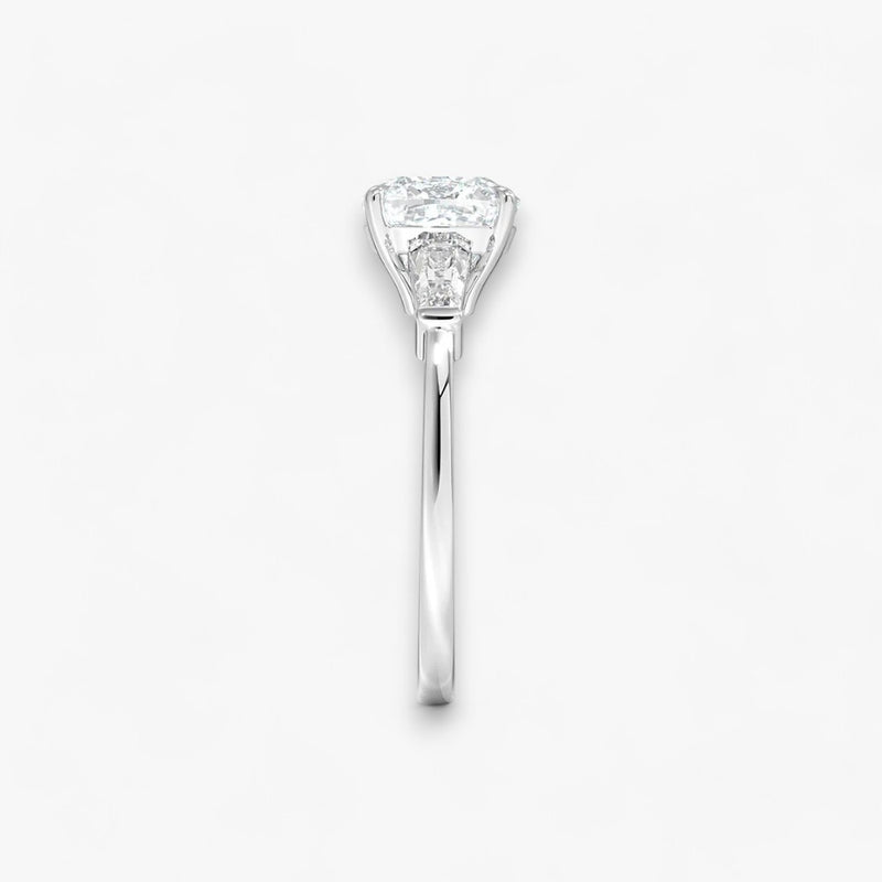 Exklusiver Verlobungsring mit 2-Karat Cushion-Cut-Diamant und klassischen Baguette-Cut-Seitendiamanten, eingefasst in elegantes Weissgold. Luxuriöser Diamantring für Verlobungen, Hochzeiten oder Jubiläen – vereint zeitlose Schönheit und höchste Handwerkskunst. Perfekt für besondere Anlässe. Jetzt den edlen Verlobungsring mit funkelndem Glanz und außergewöhnlichem Design online entdecken und kaufen.