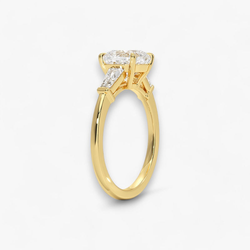 Exklusiver Verlobungsring mit 2-Karat Cushion-Cut-Diamant und klassischen Baguette-Cut-Seitendiamanten, eingefasst in elegantes Gelbgold. Luxuriöser Diamantring für Verlobungen, Hochzeiten oder Jubiläen – vereint zeitlose Schönheit und höchste Handwerkskunst. Perfekt für besondere Anlässe. Jetzt den edlen Verlobungsring mit funkelndem Glanz und außergewöhnlichem Design online entdecken und kaufen.