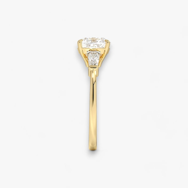 Exklusiver Verlobungsring mit 2-Karat Cushion-Cut-Diamant und klassischen Baguette-Cut-Seitendiamanten, eingefasst in elegantes Gelbgold. Luxuriöser Diamantring für Verlobungen, Hochzeiten oder Jubiläen – vereint zeitlose Schönheit und höchste Handwerkskunst. Perfekt für besondere Anlässe. Jetzt den edlen Verlobungsring mit funkelndem Glanz und außergewöhnlichem Design online entdecken und kaufen.