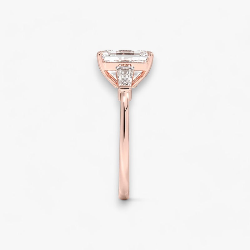 Exklusiver Verlobungsring mit 2-Karat Emerald-Cut-Diamant und klassischen Baguette-Cut-Seitendiamanten, eingefasst in elegantes Rosegold. Luxuriöser Diamantring für Verlobungen, Hochzeiten oder Jubiläen – vereint zeitlose Schönheit und höchste Handwerkskunst. Perfekt für besondere Anlässe. Jetzt den edlen Verlobungsring mit funkelndem Glanz und außergewöhnlichem Design online entdecken und kaufen.