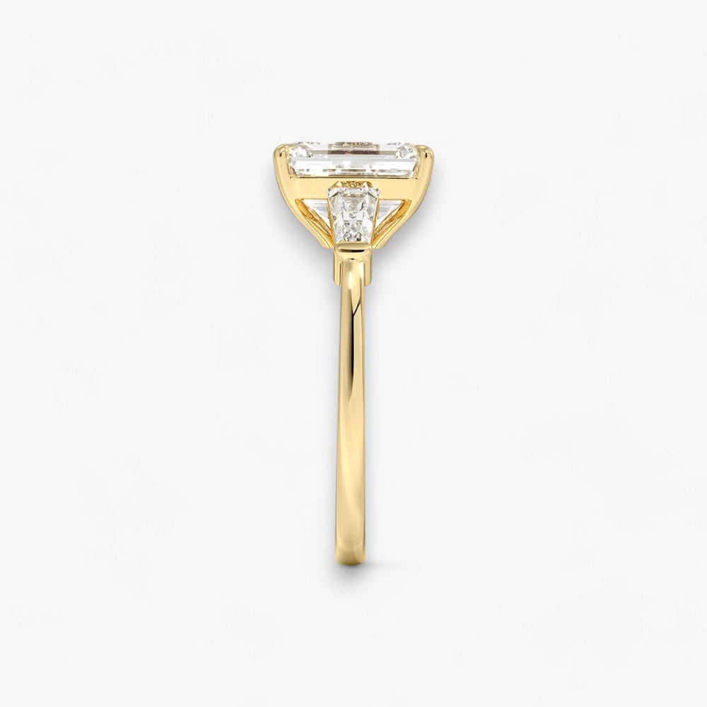 Exklusiver Verlobungsring mit 2-Karat Emerald-Cut-Diamant und klassischen Baguette-Cut-Seitendiamanten, eingefasst in elegantes Gelbgold. Luxuriöser Diamantring für Verlobungen, Hochzeiten oder Jubiläen – vereint zeitlose Schönheit und höchste Handwerkskunst. Perfekt für besondere Anlässe. Jetzt den edlen Verlobungsring mit funkelndem Glanz und außergewöhnlichem Design online entdecken und kaufen.