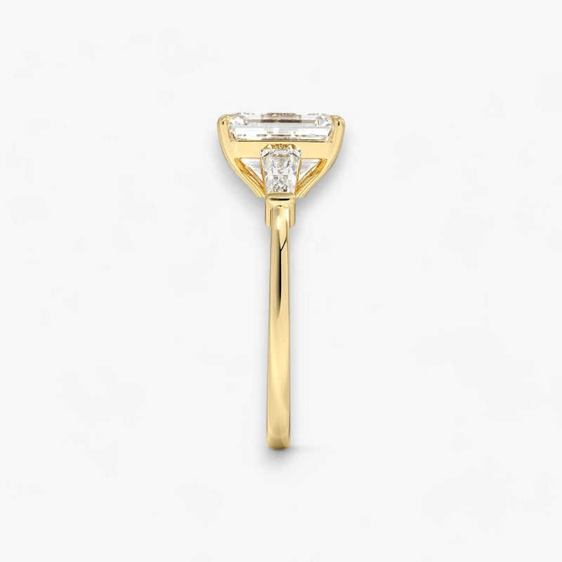 Exklusiver Verlobungsring mit 2-Karat Emerald-Cut-Diamant und klassischen Baguette-Cut-Seitendiamanten, eingefasst in elegantes Gelbgold. Luxuriöser Diamantring für Verlobungen, Hochzeiten oder Jubiläen – vereint zeitlose Schönheit und höchste Handwerkskunst. Perfekt für besondere Anlässe. Jetzt den edlen Verlobungsring mit funkelndem Glanz und außergewöhnlichem Design online entdecken und kaufen.