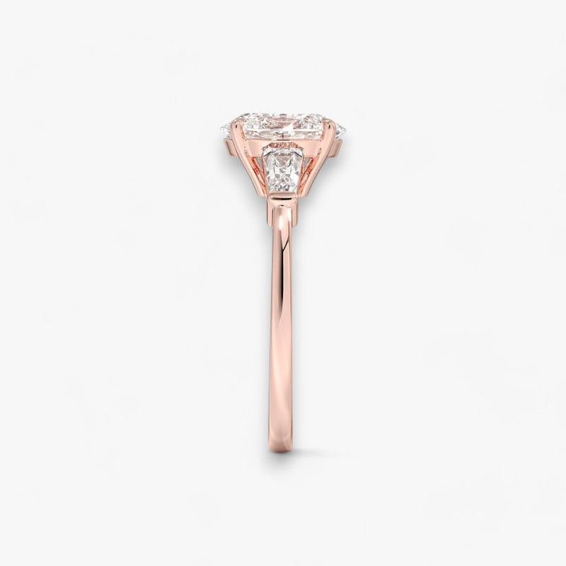 Exklusiver Verlobungsring mit 2-Karat Oval-Cut-Diamant und klassischen Baguette-Cut-Seitendiamanten, eingefasst in elegantes Rosegold. Luxuriöser Diamantring für Verlobungen, Hochzeiten oder Jubiläen – vereint zeitlose Schönheit und höchste Handwerkskunst. Perfekt für besondere Anlässe. Jetzt den edlen Verlobungsring mit funkelndem Glanz und außergewöhnlichem Design online entdecken und kaufen.