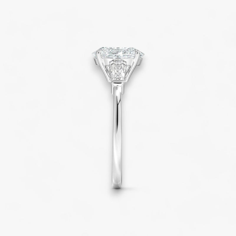 Exklusiver Verlobungsring mit 2-Karat Oval-Cut-Diamant und klassischen Baguette-Cut-Seitendiamanten, eingefasst in elegantes Weissgold. Luxuriöser Diamantring für Verlobungen, Hochzeiten oder Jubiläen – vereint zeitlose Schönheit und höchste Handwerkskunst. Perfekt für besondere Anlässe. Jetzt den edlen Verlobungsring mit funkelndem Glanz und außergewöhnlichem Design online entdecken und kaufen.
