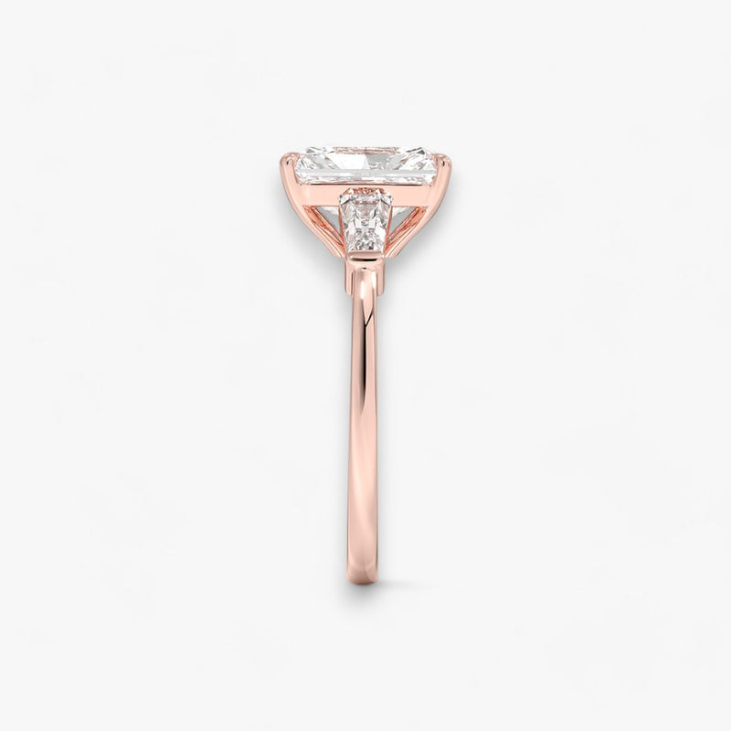 Exklusiver Verlobungsring mit 2-Karat Radiant-Cut-Diamant und klassischen Baguette-Cut-Seitendiamanten, eingefasst in elegantes Rosegold. Luxuriöser Diamantring für Verlobungen, Hochzeiten oder Jubiläen – vereint zeitlose Schönheit und höchste Handwerkskunst. Perfekt für besondere Anlässe. Jetzt den edlen Verlobungsring mit funkelndem Glanz und außergewöhnlichem Design online entdecken und kaufen.
