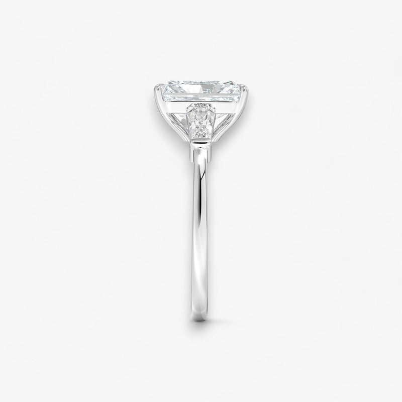 Exklusiver Verlobungsring mit 2-Karat Radiant-Cut-Diamant und klassischen Baguette-Cut-Seitendiamanten, eingefasst in elegantes Weissgold. Luxuriöser Diamantring für Verlobungen, Hochzeiten oder Jubiläen – vereint zeitlose Schönheit und höchste Handwerkskunst. Perfekt für besondere Anlässe. Jetzt den edlen Verlobungsring mit funkelndem Glanz und außergewöhnlichem Design online entdecken und kaufen.