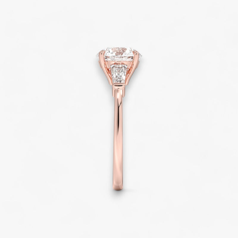 Exklusiver Verlobungsring mit 2-Karat Rund-Cut-Diamant und klassischen Baguette-Cut-Seitendiamanten, eingefasst in elegantes Rosegold. Luxuriöser Diamantring für Verlobungen, Hochzeiten oder Jubiläen – vereint zeitlose Schönheit und höchste Handwerkskunst. Perfekt für besondere Anlässe. Jetzt den edlen Verlobungsring mit funkelndem Glanz und außergewöhnlichem Design online entdecken und kaufen.