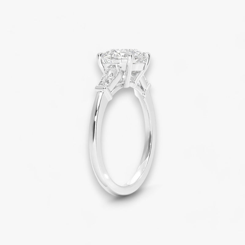 Exklusiver Verlobungsring mit 2-Karat Rund-Cut-Diamant und klassischen Baguette-Cut-Seitendiamanten, eingefasst in elegantes Weissgold. Luxuriöser Diamantring für Verlobungen, Hochzeiten oder Jubiläen – vereint zeitlose Schönheit und höchste Handwerkskunst. Perfekt für besondere Anlässe. Jetzt den edlen Verlobungsring mit funkelndem Glanz und außergewöhnlichem Design online entdecken und kaufen.
