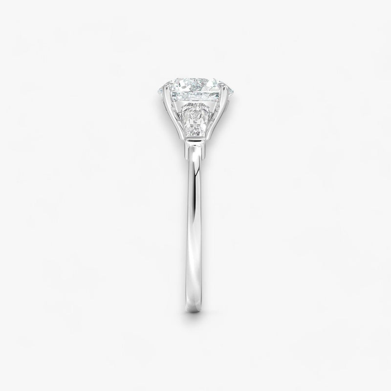 Exklusiver Verlobungsring mit 2-Karat Rund-Cut-Diamant und klassischen Baguette-Cut-Seitendiamanten, eingefasst in elegantes Weissgold. Luxuriöser Diamantring für Verlobungen, Hochzeiten oder Jubiläen – vereint zeitlose Schönheit und höchste Handwerkskunst. Perfekt für besondere Anlässe. Jetzt den edlen Verlobungsring mit funkelndem Glanz und außergewöhnlichem Design online entdecken und kaufen.