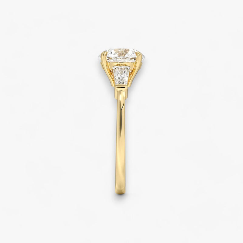 Exklusiver Verlobungsring mit 2-Karat Rund-Cut-Diamant und klassischen Baguette-Cut-Seitendiamanten, eingefasst in elegantes Gelbgold. Luxuriöser Diamantring für Verlobungen, Hochzeiten oder Jubiläen – vereint zeitlose Schönheit und höchste Handwerkskunst. Perfekt für besondere Anlässe. Jetzt den edlen Verlobungsring mit funkelndem Glanz und außergewöhnlichem Design online entdecken und kaufen.