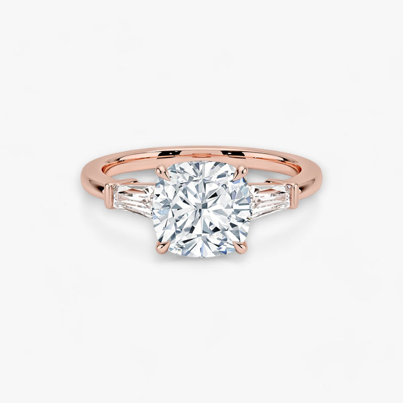 Exklusiver Verlobungsring mit 2-Karat Cushion-Cut-Diamant und klassischen Baguette-Cut-Seitendiamanten, eingefasst in elegantes Rosegold. Luxuriöser Diamantring für Verlobungen, Hochzeiten oder Jubiläen – vereint zeitlose Schönheit und höchste Handwerkskunst. Perfekt für besondere Anlässe. Jetzt den edlen Verlobungsring mit funkelndem Glanz und außergewöhnlichem Design online entdecken und kaufen.