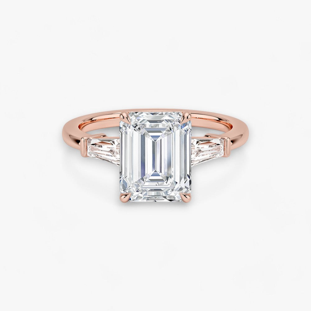 Exklusiver Verlobungsring mit 2-Karat Emerald-Cut-Diamant und klassischen Baguette-Cut-Seitendiamanten, eingefasst in elegantes Rosegold. Luxuriöser Diamantring für Verlobungen, Hochzeiten oder Jubiläen – vereint zeitlose Schönheit und höchste Handwerkskunst. Perfekt für besondere Anlässe. Jetzt den edlen Verlobungsring mit funkelndem Glanz und außergewöhnlichem Design online entdecken und kaufen.