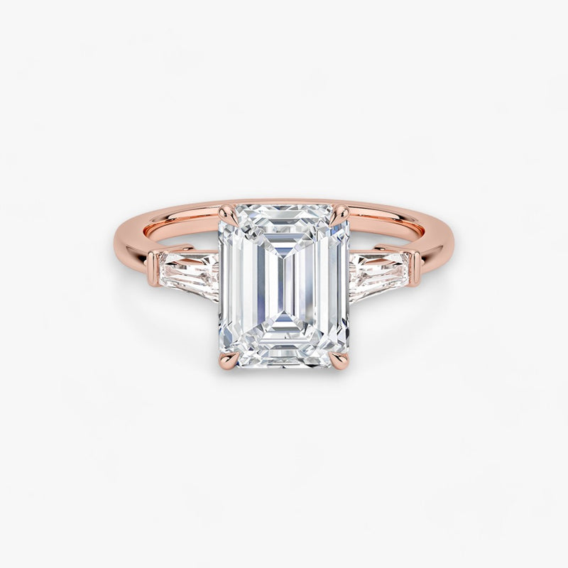 Exklusiver Verlobungsring mit 2-Karat Emerald-Cut-Diamant und klassischen Baguette-Cut-Seitendiamanten, eingefasst in elegantes Rosegold. Luxuriöser Diamantring für Verlobungen, Hochzeiten oder Jubiläen – vereint zeitlose Schönheit und höchste Handwerkskunst. Perfekt für besondere Anlässe. Jetzt den edlen Verlobungsring mit funkelndem Glanz und außergewöhnlichem Design online entdecken und kaufen.