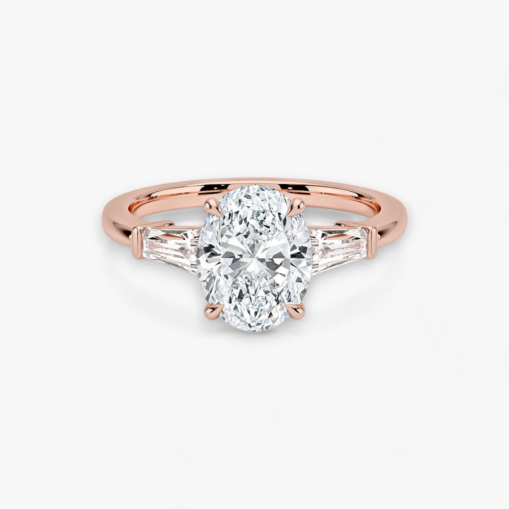 Exklusiver Verlobungsring mit 2-Karat Oval-Cut-Diamant und klassischen Baguette-Cut-Seitendiamanten, eingefasst in elegantes Rosegold. Luxuriöser Diamantring für Verlobungen, Hochzeiten oder Jubiläen – vereint zeitlose Schönheit und höchste Handwerkskunst. Perfekt für besondere Anlässe. Jetzt den edlen Verlobungsring mit funkelndem Glanz und außergewöhnlichem Design online entdecken und kaufen.