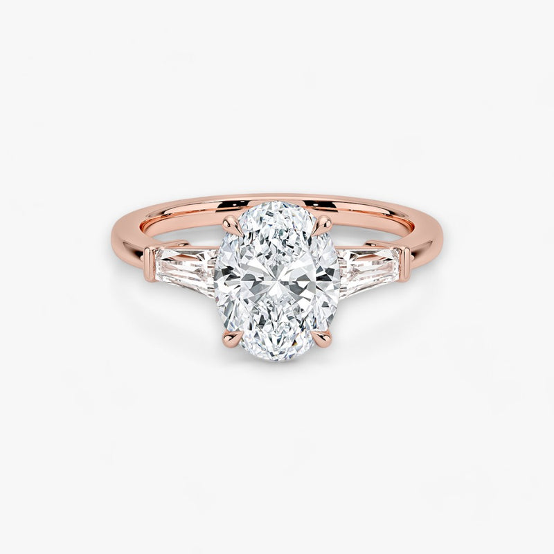 Exklusiver Verlobungsring mit 2-Karat Oval-Cut-Diamant und klassischen Baguette-Cut-Seitendiamanten, eingefasst in elegantes Rosegold. Luxuriöser Diamantring für Verlobungen, Hochzeiten oder Jubiläen – vereint zeitlose Schönheit und höchste Handwerkskunst. Perfekt für besondere Anlässe. Jetzt den edlen Verlobungsring mit funkelndem Glanz und außergewöhnlichem Design online entdecken und kaufen.