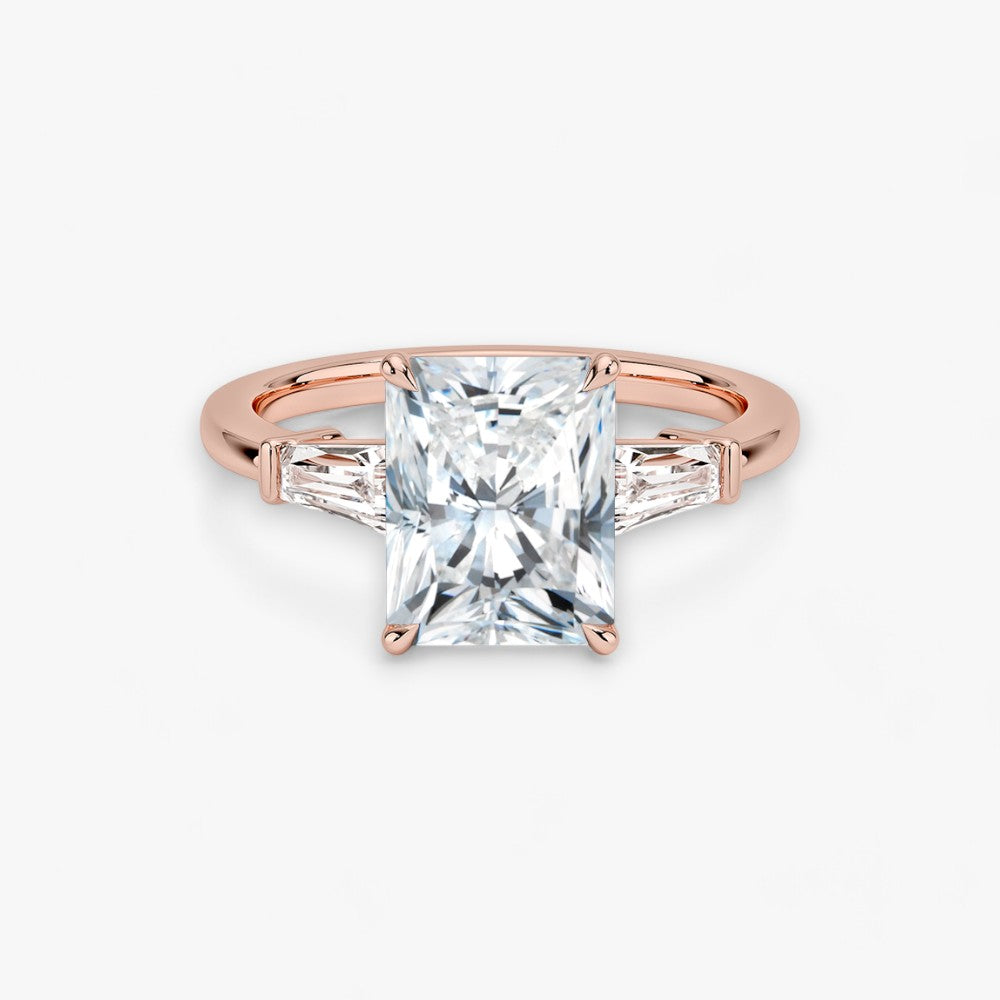 Exklusiver Verlobungsring mit 2-Karat Radiant-Cut-Diamant und klassischen Baguette-Cut-Seitendiamanten, eingefasst in elegantes Rosegold. Luxuriöser Diamantring für Verlobungen, Hochzeiten oder Jubiläen – vereint zeitlose Schönheit und höchste Handwerkskunst. Perfekt für besondere Anlässe. Jetzt den edlen Verlobungsring mit funkelndem Glanz und außergewöhnlichem Design online entdecken und kaufen.