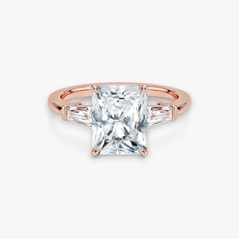 Exklusiver Verlobungsring mit 2-Karat Radiant-Cut-Diamant und klassischen Baguette-Cut-Seitendiamanten, eingefasst in elegantes Rosegold. Luxuriöser Diamantring für Verlobungen, Hochzeiten oder Jubiläen – vereint zeitlose Schönheit und höchste Handwerkskunst. Perfekt für besondere Anlässe. Jetzt den edlen Verlobungsring mit funkelndem Glanz und außergewöhnlichem Design online entdecken und kaufen.