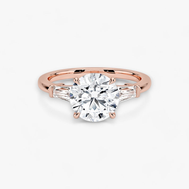 Exklusiver Verlobungsring mit 2-Karat Rund-Cut-Diamant und klassischen Baguette-Cut-Seitendiamanten, eingefasst in elegantes Rosegold. Luxuriöser Diamantring für Verlobungen, Hochzeiten oder Jubiläen – vereint zeitlose Schönheit und höchste Handwerkskunst. Perfekt für besondere Anlässe. Jetzt den edlen Verlobungsring mit funkelndem Glanz und außergewöhnlichem Design online entdecken und kaufen.