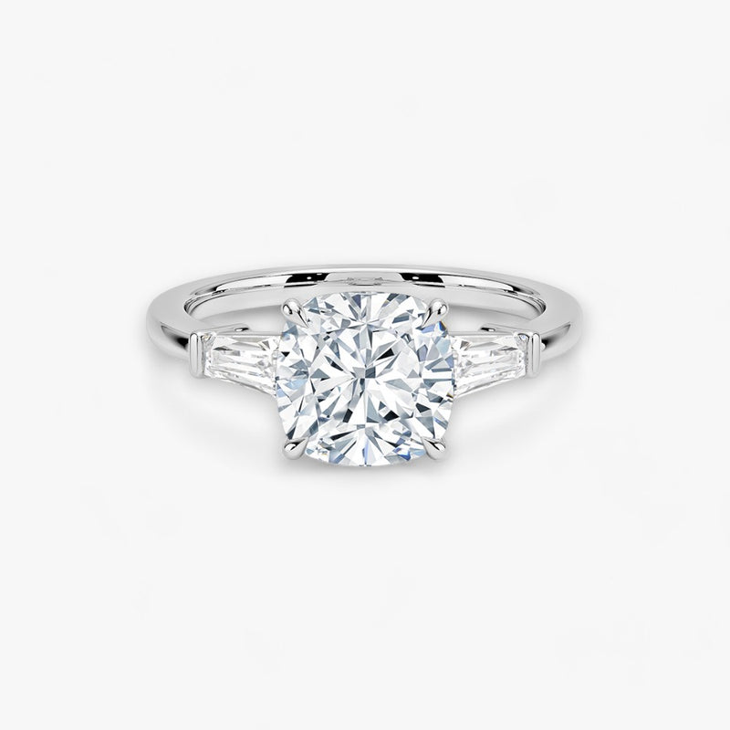 Exklusiver Verlobungsring mit 2-Karat Cushion-Cut-Diamant und klassischen Baguette-Cut-Seitendiamanten, eingefasst in elegantes Weissgold. Luxuriöser Diamantring für Verlobungen, Hochzeiten oder Jubiläen – vereint zeitlose Schönheit und höchste Handwerkskunst. Perfekt für besondere Anlässe. Jetzt den edlen Verlobungsring mit funkelndem Glanz und außergewöhnlichem Design online entdecken und kaufen.