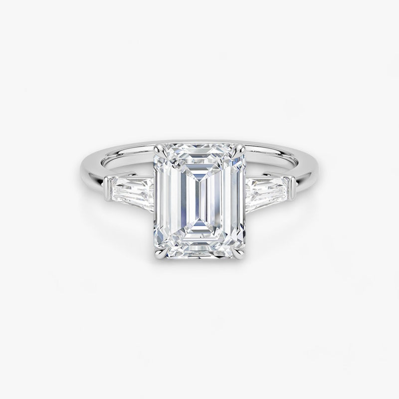 Exklusiver Verlobungsring mit 2-Karat Emerald-Cut-Diamant und klassischen Baguette-Cut-Seitendiamanten, eingefasst in elegantes Weissgold. Luxuriöser Diamantring für Verlobungen, Hochzeiten oder Jubiläen – vereint zeitlose Schönheit und höchste Handwerkskunst. Perfekt für besondere Anlässe. Jetzt den edlen Verlobungsring mit funkelndem Glanz und außergewöhnlichem Design online entdecken und kaufen.