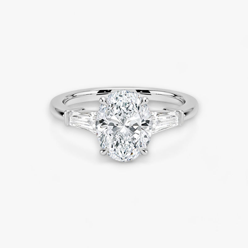 Exklusiver Verlobungsring mit 2-Karat Oval-Cut-Diamant und klassischen Baguette-Cut-Seitendiamanten, eingefasst in elegantes Weissgold. Luxuriöser Diamantring für Verlobungen, Hochzeiten oder Jubiläen – vereint zeitlose Schönheit und höchste Handwerkskunst. Perfekt für besondere Anlässe. Jetzt den edlen Verlobungsring mit funkelndem Glanz und außergewöhnlichem Design online entdecken und kaufen.