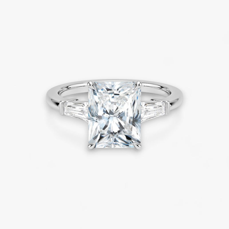 Exklusiver Verlobungsring mit 2-Karat Radiant-Cut-Diamant und klassischen Baguette-Cut-Seitendiamanten, eingefasst in elegantes Weissgold. Luxuriöser Diamantring für Verlobungen, Hochzeiten oder Jubiläen – vereint zeitlose Schönheit und höchste Handwerkskunst. Perfekt für besondere Anlässe. Jetzt den edlen Verlobungsring mit funkelndem Glanz und außergewöhnlichem Design online entdecken und kaufen.