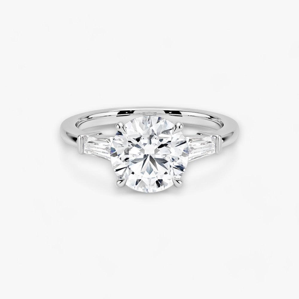 Exklusiver Verlobungsring mit 2-Karat Rund-Cut-Diamant und klassischen Baguette-Cut-Seitendiamanten, eingefasst in elegantes Weissgold. Luxuriöser Diamantring für Verlobungen, Hochzeiten oder Jubiläen – vereint zeitlose Schönheit und höchste Handwerkskunst. Perfekt für besondere Anlässe. Jetzt den edlen Verlobungsring mit funkelndem Glanz und außergewöhnlichem Design online entdecken und kaufen.