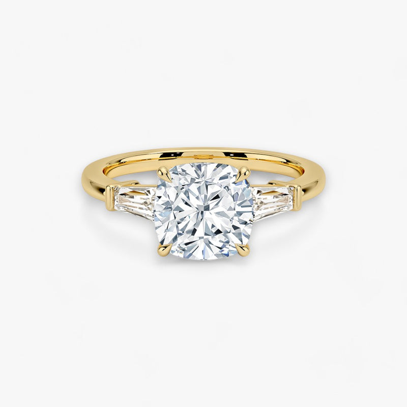 Exklusiver Verlobungsring mit 2-Karat Cushion-Cut-Diamant und klassischen Baguette-Cut-Seitendiamanten, eingefasst in elegantes Gelbgold. Luxuriöser Diamantring für Verlobungen, Hochzeiten oder Jubiläen – vereint zeitlose Schönheit und höchste Handwerkskunst. Perfekt für besondere Anlässe. Jetzt den edlen Verlobungsring mit funkelndem Glanz und außergewöhnlichem Design online entdecken und kaufen.