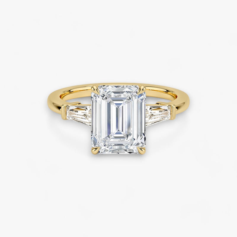 Exklusiver Verlobungsring mit 2-Karat Emerald-Cut-Diamant und klassischen Baguette-Cut-Seitendiamanten, eingefasst in elegantes Gelbgold. Luxuriöser Diamantring für Verlobungen, Hochzeiten oder Jubiläen – vereint zeitlose Schönheit und höchste Handwerkskunst. Perfekt für besondere Anlässe. Jetzt den edlen Verlobungsring mit funkelndem Glanz und außergewöhnlichem Design online entdecken und kaufen.