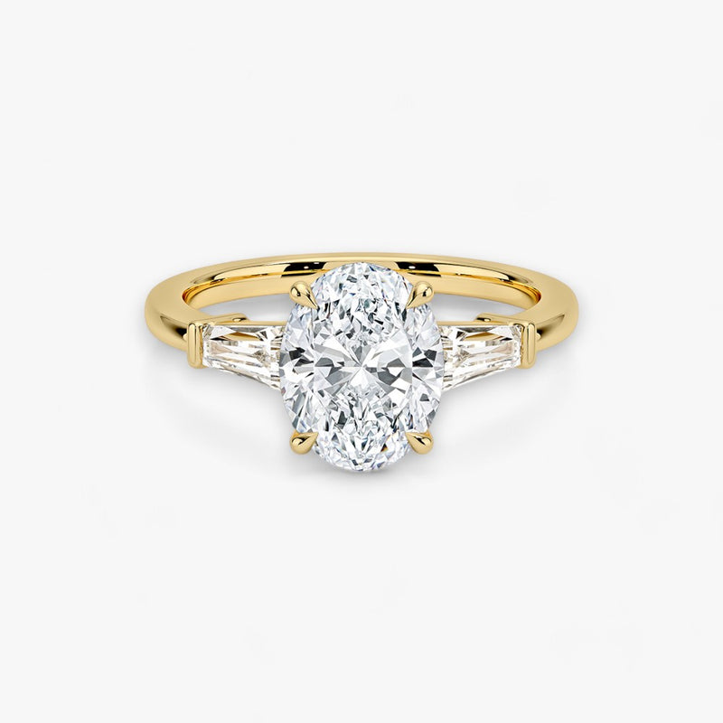 Exklusiver Verlobungsring mit 2-Karat Oval-Cut-Diamant und klassischen Baguette-Cut-Seitendiamanten, eingefasst in elegantes Gelbgold. Luxuriöser Diamantring für Verlobungen, Hochzeiten oder Jubiläen – vereint zeitlose Schönheit und höchste Handwerkskunst. Perfekt für besondere Anlässe. Jetzt den edlen Verlobungsring mit funkelndem Glanz und außergewöhnlichem Design online entdecken und kaufen.
