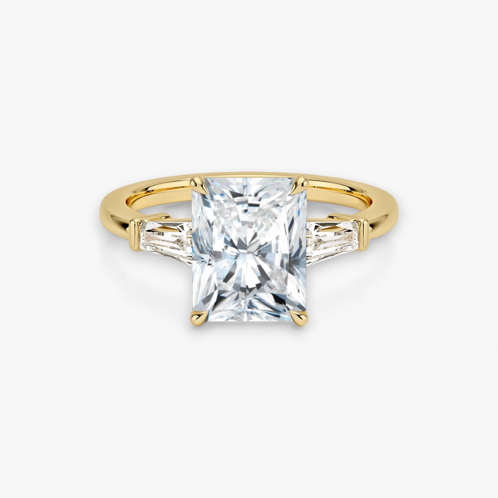 Exklusiver Verlobungsring mit 2-Karat Radiant-Cut-Diamant und klassischen Baguette-Cut-Seitendiamanten, eingefasst in elegantes Gelbgold. Luxuriöser Diamantring für Verlobungen, Hochzeiten oder Jubiläen – vereint zeitlose Schönheit und höchste Handwerkskunst. Perfekt für besondere Anlässe. Jetzt den edlen Verlobungsring mit funkelndem Glanz und außergewöhnlichem Design online entdecken und kaufen.