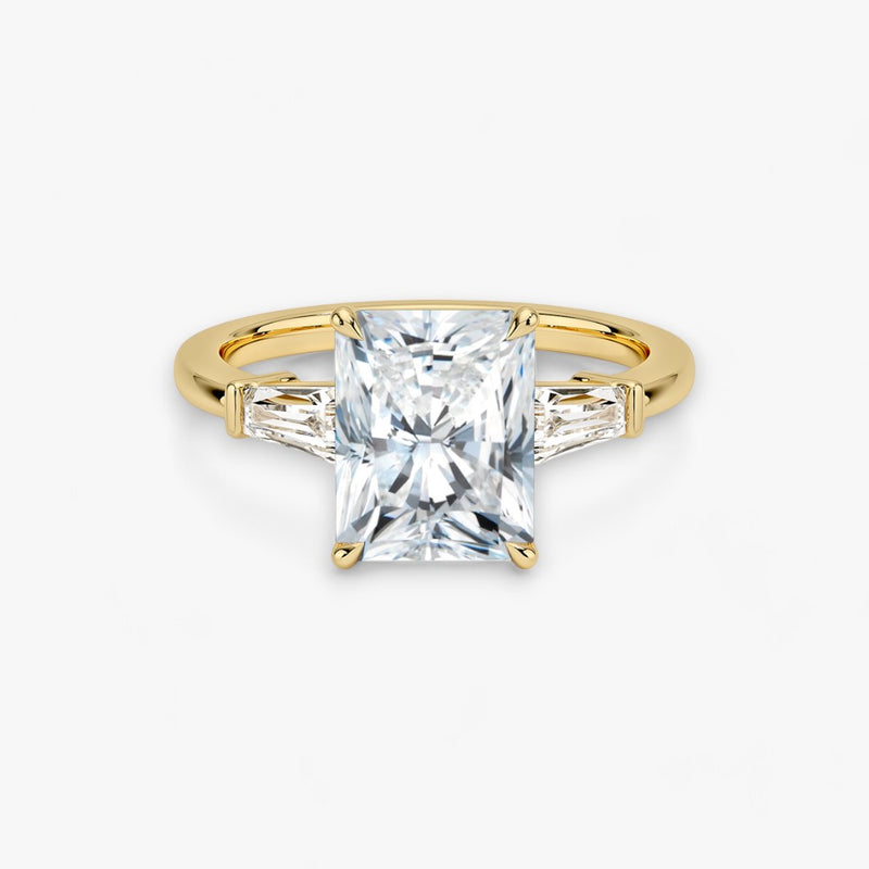 Exklusiver Verlobungsring mit 2-Karat Radiant-Cut-Diamant und klassischen Baguette-Cut-Seitendiamanten, eingefasst in elegantes Gelbgold. Luxuriöser Diamantring für Verlobungen, Hochzeiten oder Jubiläen – vereint zeitlose Schönheit und höchste Handwerkskunst. Perfekt für besondere Anlässe. Jetzt den edlen Verlobungsring mit funkelndem Glanz und außergewöhnlichem Design online entdecken und kaufen.