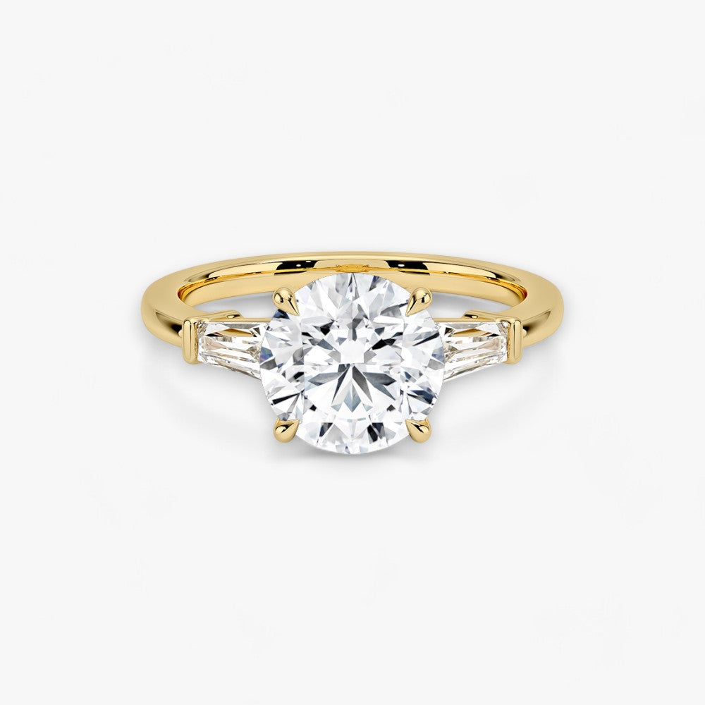 Exklusiver Verlobungsring mit 2-Karat Rund-Cut-Diamant und klassischen Baguette-Cut-Seitendiamanten, eingefasst in elegantes Gelbgold. Luxuriöser Diamantring für Verlobungen, Hochzeiten oder Jubiläen – vereint zeitlose Schönheit und höchste Handwerkskunst. Perfekt für besondere Anlässe. Jetzt den edlen Verlobungsring mit funkelndem Glanz und außergewöhnlichem Design online entdecken und kaufen.