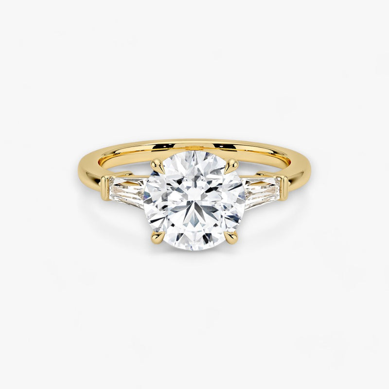 Exklusiver Verlobungsring mit 2-Karat Rund-Cut-Diamant und klassischen Baguette-Cut-Seitendiamanten, eingefasst in elegantes Gelbgold. Luxuriöser Diamantring für Verlobungen, Hochzeiten oder Jubiläen – vereint zeitlose Schönheit und höchste Handwerkskunst. Perfekt für besondere Anlässe. Jetzt den edlen Verlobungsring mit funkelndem Glanz und außergewöhnlichem Design online entdecken und kaufen.