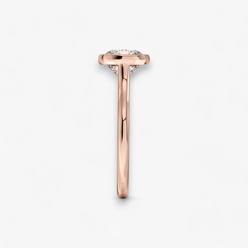 Moderner Verlobungsring mit 2-Karat Cushion-Cut-Diamant in einer stilvollen Zargenfassung aus hochwertigem Rosegold. Minimalistisches Schmuckdesign mit luxuriösem Glanz und zeitloser Eleganz, ideal für Verlobung, Hochzeit oder Jubiläum. Exklusiver Diamantring, der Handwerkskunst und modernes Design vereint. Jetzt den perfekten Verlobungsring für besondere Momente online entdecken und kaufen.