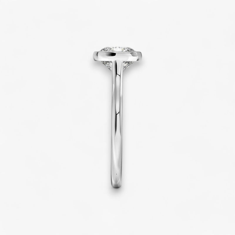 Moderner Verlobungsring mit 2-Karat Cushion-Cut-Diamant in einer stilvollen Zargenfassung aus hochwertigem Weissgold. Minimalistisches Schmuckdesign mit luxuriösem Glanz und zeitloser Eleganz, ideal für Verlobung, Hochzeit oder Jubiläum. Exklusiver Diamantring, der Handwerkskunst und modernes Design vereint. Jetzt den perfekten Verlobungsring für besondere Momente online entdecken und kaufen.