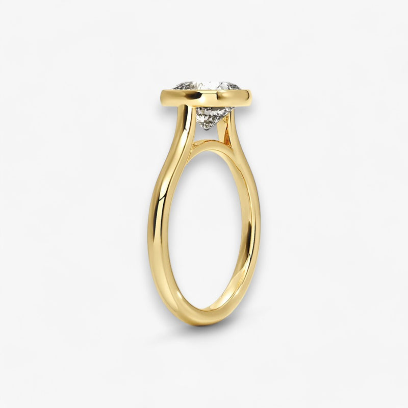 Moderner Verlobungsring mit 2-Karat Cushion-Cut-Diamant in einer stilvollen Zargenfassung aus hochwertigem Gelbgold. Minimalistisches Schmuckdesign mit luxuriösem Glanz und zeitloser Eleganz, ideal für Verlobung, Hochzeit oder Jubiläum. Exklusiver Diamantring, der Handwerkskunst und modernes Design vereint. Jetzt den perfekten Verlobungsring für besondere Momente online entdecken und kaufen.