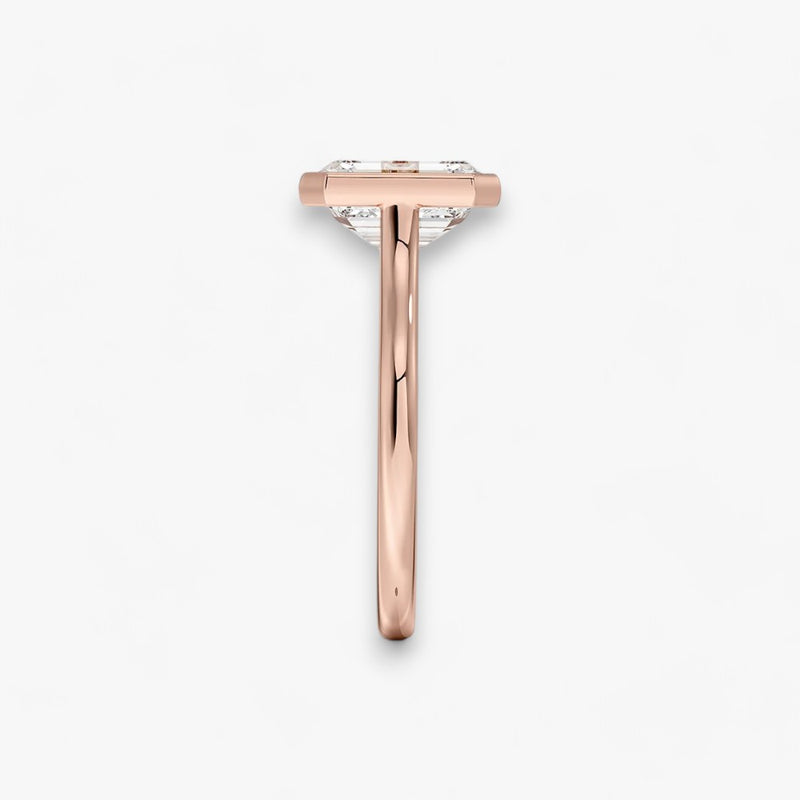 Moderner Verlobungsring mit 2-Karat Emerald-Cut-Diamant in einer stilvollen Zargenfassung aus hochwertigem Rosegold. Minimalistisches Schmuckdesign mit luxuriösem Glanz und zeitloser Eleganz, ideal für Verlobung, Hochzeit oder Jubiläum. Exklusiver Diamantring, der Handwerkskunst und modernes Design vereint. Jetzt den perfekten Verlobungsring für besondere Momente online entdecken und kaufen.